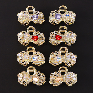 Pinces à cheveux européennes et américaines en strass, pinces à cheveux en alliage en forme de griffe de requin, ornements capillaires pour femmes à usage quotidien, épingles à cheveux en alliage de zinc - Product Image 2