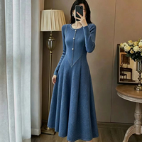 Nouvelle robe longue à manches longues et duveteuse pour l'automne-hiver, en gros. Robe plissée Miyake de haute qualité, idéale pour les soirées.