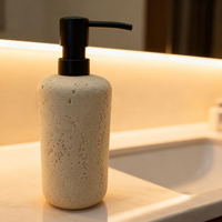 Ensemble d'accessoires de salle de bain effet travertin beige en gros : distributeur de savon, porte-brosse WC, gobelet et porte-savon pour la maison