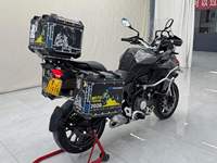 Moto de tourisme d'aventure Benelli TRK502 500cc à refroidissement par eau, bicylindre, avec coffres latéraux et supérieur en aluminium