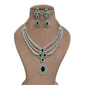Magnifique ensemble collier et boucles d'oreilles en zircon plaqué argent de qualité supérieure, tendance, pour fiançailles, mariage et occasions spéciales. - Product Image 2