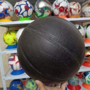 Balón de baloncesto negro de entrenamiento personalizado, de alta calidad, con logo personalizado, tamaño 7, material PU. - Product Image 3