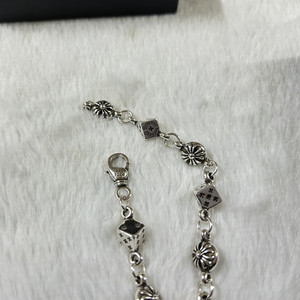 Bracelet en alliage de cuivre pour hommes et femmes, style délicat et élégant, motif dés, vente en gros d'usine - Product Image 6