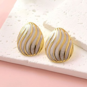 Pendientes de Acero Inoxidable Chapados en Oro con Incrustaciones de Estrellas de Moda de la Serie Océano Manqiu, con Acabado Esmaltado - Product Image 4