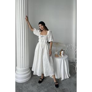 Robe de cocktail vintage élégante en dentelle brodée blanc cassé, col carré, taille empire, coupe trapèze, respirante, écru - Product Image 6