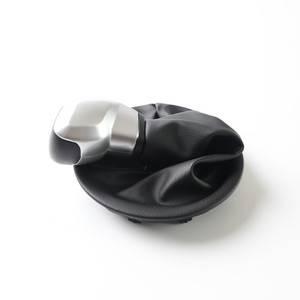 Poignée de levier de vitesse ergonomique en cuir pour modèles avec logo - Product Image 5