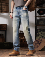 Jean droit en denim délavé bleu clair dégradé avec patch en cuir au dos pour homme, coupe mi-extensible, style vintage, délavé effet moustaches, pour usage quotidien et décontracté