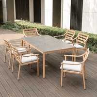 Set Meja Makan Aluminium Efek Kayu Modern J&M T7948B 6 Kursi, Meja Kaca, Kursi Sandaran Sirip, Furnitur Teras Pantai Gaya Rock Garden