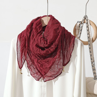 Écharpe carrée plissée unie avec boucle magnétique, élégante et polyvalente, pour une protection du cou chaude et stylée
