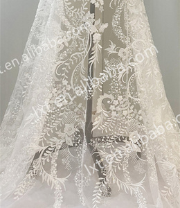 सुरुचिपूर्ण हस्तनिर्मित 3 डी फूलों की फ्रेंच फीता पर्यावरण के अनुकूल सफेद लक्जरी बेडेड कढ़ाई 100% पॉलिएस्टर कपड़े - Product Image 6