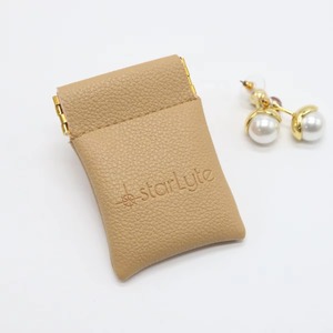 Pochette de luxe en cuir pour bijoux avec logo personnalisé en relief, fermeture magnétique et rabat en cuir pour bagues et boucles d'oreilles - Product Image 5