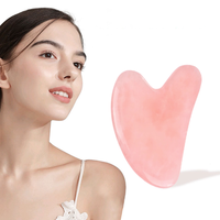 Planche de massage Gua Sha en quartz rose naturel en forme de cœur pour le lifting et le raffermissement de la peau, outil de soin SPA