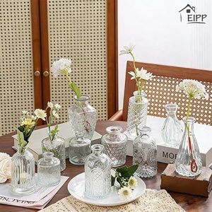 Vases à fleurs en verre Art Déco avec logo personnalisé pour centres de table de mariage et décoration intérieure - Product Image 1