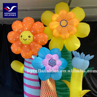 Fleur gonflable publicitaire géante pour décor extérieur