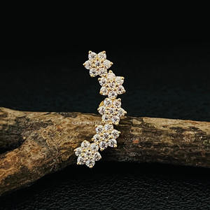 Grimpeur d'oreille de fleur de diamant naturel en or massif 14 carats. - Product Image 4