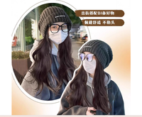 Bonnet gris tricoté pour femme avec perruque longue ondulée intégrée 2-en-1 – Chapeau d'hiver chaud avec pompon, coiffure instantanée chic pour femmes