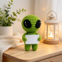 Poupée Alien au Crochet Faite Main : Cadeau Inspirant pour la Remise des Diplômes et Décoration