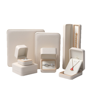 Ensemble complet de boîtes à bijoux en similicuir beige haut de gamme faites à la main avec fermeture magnétique, boîte à bagues carrée incluse - Product Image 1