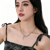Collier Original Niche en Pierre de Lune, Pendentif Quatre Étoiles Intemporel pour Femme, Chaîne de Clavicule Haut de Gamme, Accessoire d'Été