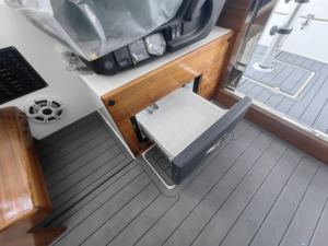 Le bateau de loisirs en fibre de verre de 28 pieds offre un équilibre entre les bateaux ouverts et les grands yachts pour de courtes escapades - Product Image 2