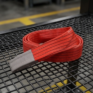 Sangle de levage tissée en PE <span class=keywords><strong>5t</strong></span> de qualité supérieure, rouge, œillets, certifiée CE pour le levage de charges lourdes en atelier et en construction - Product Image 2