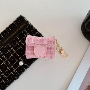 Top personalizado a prueba de golpes al por mayor diseño de lujo a cuadros tejido con llavero para Airpod Pro Funda de cuero - Product Image 5