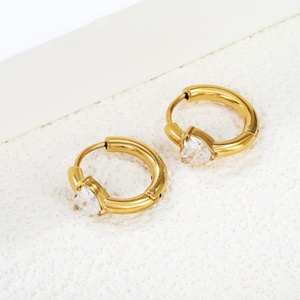 Nouvelle Arrivée Boucles d'Oreilles Créoles Huggies en Acier Inoxydable Plaqué Or 18 carats avec Zircon Cœur, Bijoux de Mode Simples et Charmants pour Femme - Product Image 5