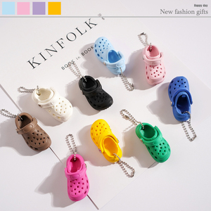 พวงกุญแจรองเท้า Croc รุ่นใหม่ ตกแต่งด้วยหัวเข็มขัดขนาดเล็ก ดอกไม้ประดับรองเท้า DIY พวงกุญแจโลหะขนาดเล็กน่ารัก - Product Image 1