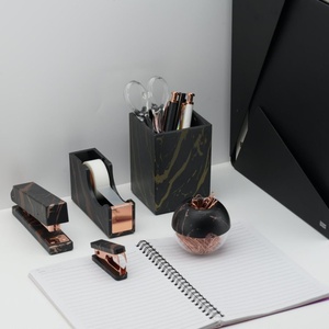 Set di Cancelleria Tutto-in-Uno in Acrilico, Vassoio per Post-it, Dispenser Magnetico per Graffette, Portapenne e Matite, Set Decorativo da Scrivania - Product Image 5