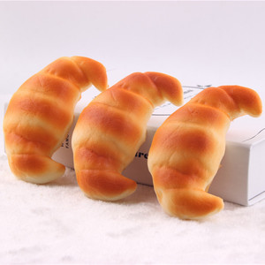 Porte-clés pendentif Squishy Croissant de 1 cm, modèle alimentaire réaliste en PU, jouet à remontée lente, jouet de décompression souple à presser - Product Image 3