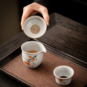 ที่กรองชาเซรามิกวาดลายด้วยมือ ลายลูกพลับ สไตล์จีน สำหรับชุดน้ำชา - Product Image 1