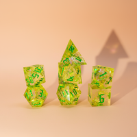 Set Dadu DND 7 Buah Berbahan Resin Ungu Dilukis Tangan dengan Inklusi Kertas Berwarna-warni, Dadu RPG Polihedral untuk Permainan Peran Meja