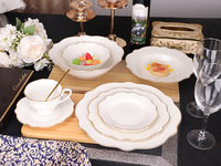 Assiette à dîner en porcelaine de luxe, forme florale irrégulière, décorative pour table de mariage, bord doré, vaisselle en céramique