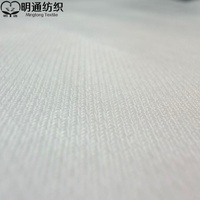 Tissu élastique de moulage professionnel assurant des lignes verticales parfaites dans les pantalons de costume lors d'activités fréquentes.