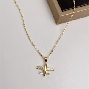 قلادة نسائية أنيقة مطلية بالذهب عيار 18 قيراط مع قلادة على شكل طائرة مرصعة بالزركونيا المكعب - Product Image 4
