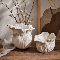 Bol en céramique blanc cassé avec bord festonné en forme de pétale, centre de table décoratif sculptural moucheté pour la décoration intérieure