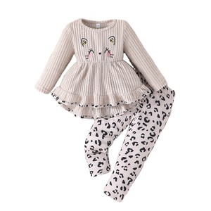 ชุดเซ็ตสองชิ้นสำหรับเด็กผู้หญิง ลายยิ้ม เสื้อแขนยาวและกางเกงลำลอง สำหรับกิจกรรมกลางแจ้งและพักผ่อน - Product Image 1