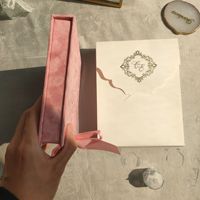 Caixa de Convite de Casamento Luxuosa em Veludo Rosa com Estampa em Folha de Ouro, Logotipo Personalizado, Franja, Papelaria Elegante para Noivado e Gala