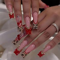 Uñas Postizas Hechas a Mano, Largas y Cuadradas, Base Nude, Punta Francesa Roja, Diseño 3D con Cerezas, Borde Ondulado con Pedrería Dorada, 10 Piezas