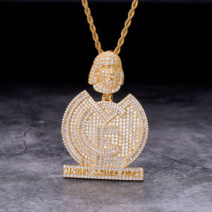 Colgante Hip Hop con Incrustaciones de Circonitas, Diseño 'Money Come First', Chapado en Oro de 14K/18K, Estilo Baguette, Joyería Fina - Product Image 4