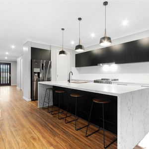 Cuisine Modulaire Personnalisable Gratuite : Armoires Grises Modernes en Acier Inoxydable avec Îlot en Pierre Frittée et Évier Intégré pour Appartement - Product Image 1