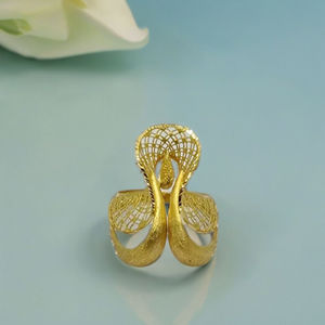 Bague de luxe en or ajourée pour femme, artisanat de filigrane complexe, bijou audacieux et sculptural - Product Image 3