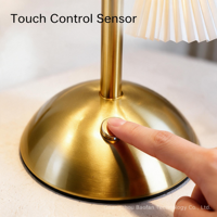 Lampe de table LED moderne et simple en tissu avec abat-jour floral à intensité variable, alimentation CA, CRI 90 élevé pour salon et projets hôteliers