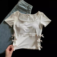 T-shirt en coton tricoté à manches courtes avec nœud latéral évidé, design élégant, coupe ajustée, pour femme, collection été 2026, style Pure Desire
