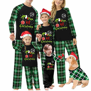 Conjuntos de Pijamas de Natal para Família 2026: Pijamas Fofos com Estampa Xadrez e Alfabeto de Natal para Varejistas Online - Product Image 1