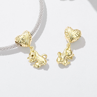 Breloque chat plaquée or avec cœur sur le dessus, pendentif animal mignon, bijou unisexe, cadeau