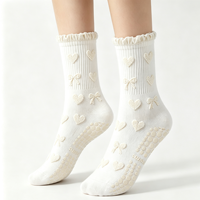 Chaussettes de yoga et de Pilates personnalisées en gros avec motif brodé, respirantes et confortables, chaussettes de sport pour femmes