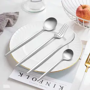 Hot bán giá rẻ Bồ Đào Nha wed cho thuê muỗng ngã ba dao thép không gỉ Matte Vàng Flatware đồ ăn Set dao kéo Đối với trang chủ