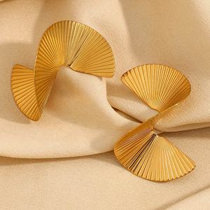 Boucles d'oreilles clous 3D torsadées en forme de fruit, cœur, fleur, papillon pour femme, en acier inoxydable plaqué or 14 carats, personnalisables à 100 % - Product Image 1