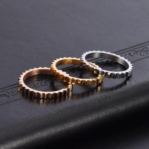 Venta al por Mayor de Anillos de Engranaje Cóncavo-Convexos Simples e Irregulares en Estilo Europeo Americano, Anillos de Titanio de Alta Gama Unisex - Product Image 3